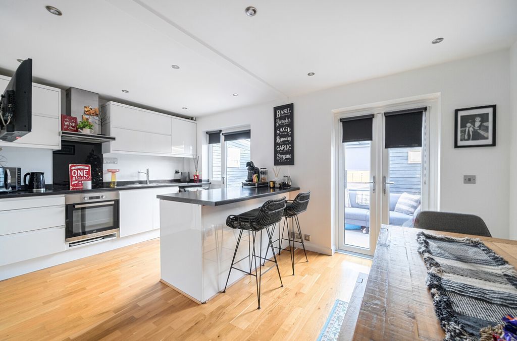 Property photo 2 of 19 1388368-6-693Ace0...