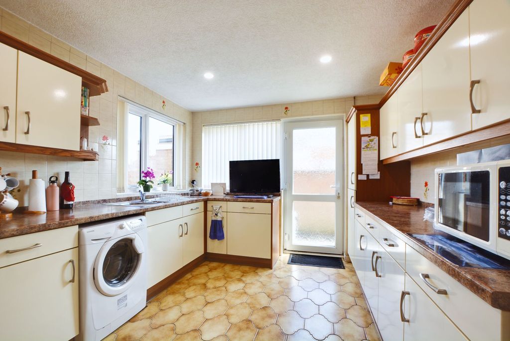 Property photo 2 of 33