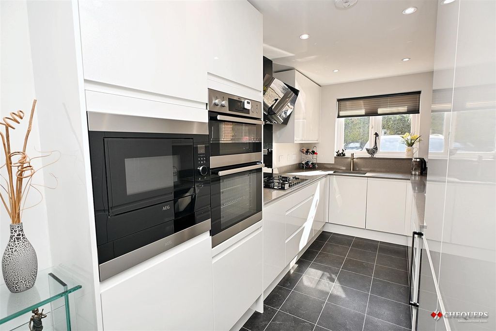 Property photo 2 of 19 Kitchen