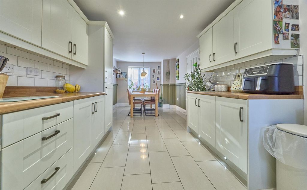 Property photo 2 of 22 Dining Kitchen