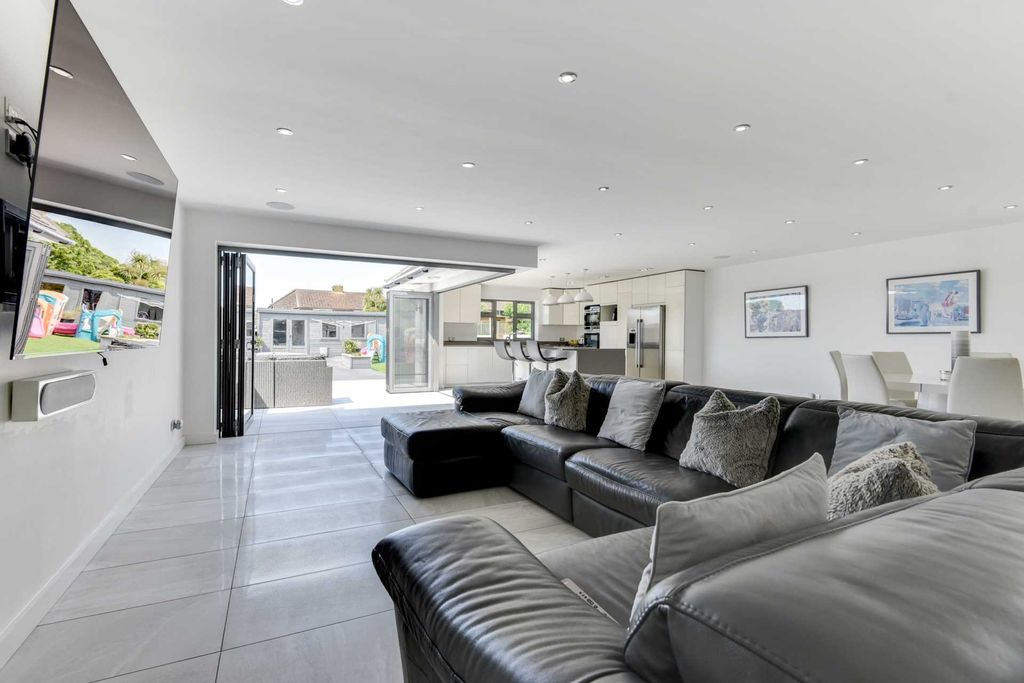 Property photo 2 of 32