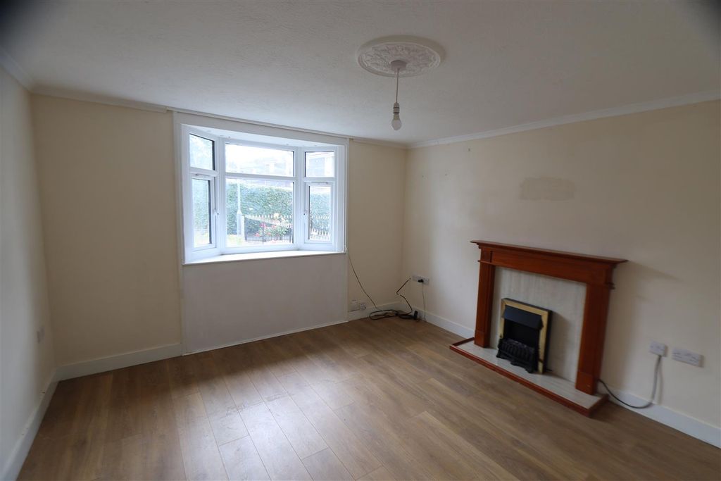 Property photo 2 of 11 Lounge.Jpg