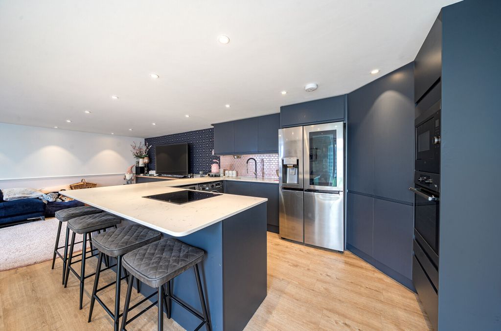 Property photo 2 of 21 1298338-21-682F08...