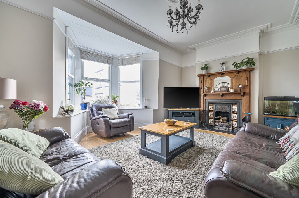 Property photo 2 of 17 Lounge