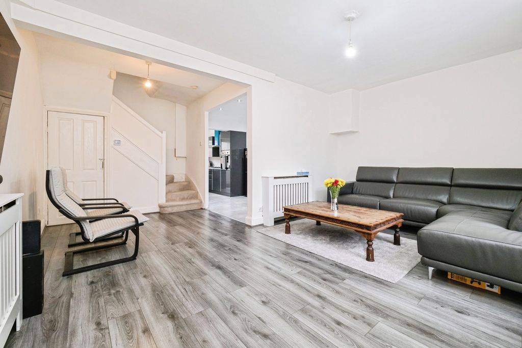 Property photo 3 of 17 Lounge