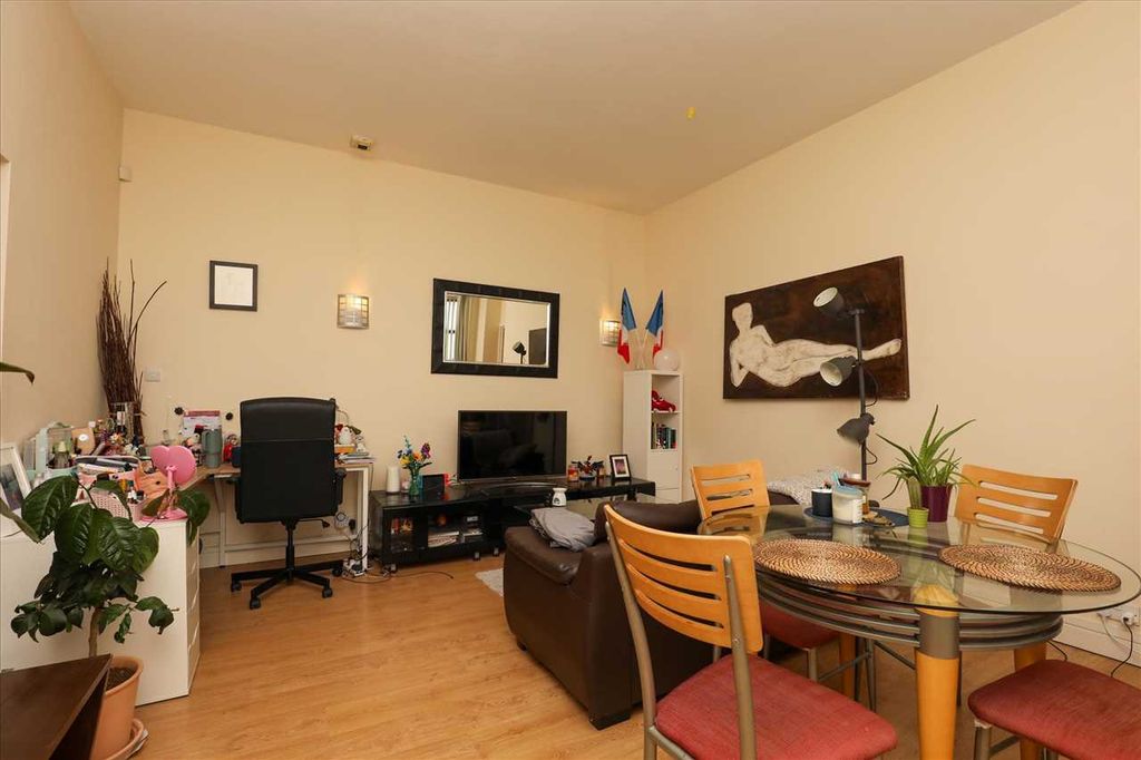 Property photo 3 of 14 Lounge
