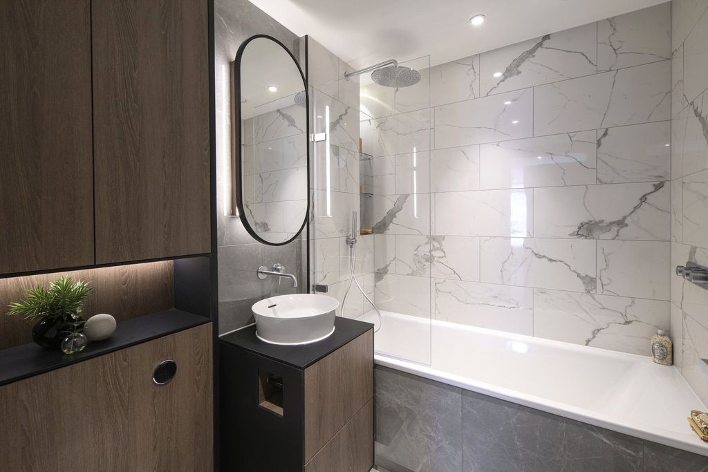 Property photo 3 of 11 Bathroom