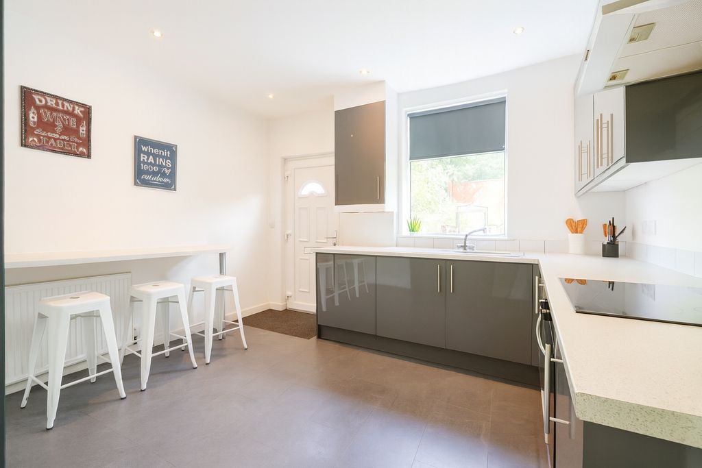 Property photo 1 of 9 Bright Modern Kitchen With Glossy Grey Cabinets, W...