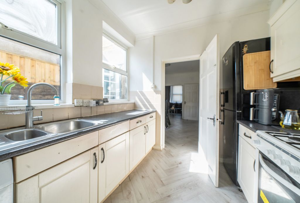 Property photo 3 of 17 Kitchen