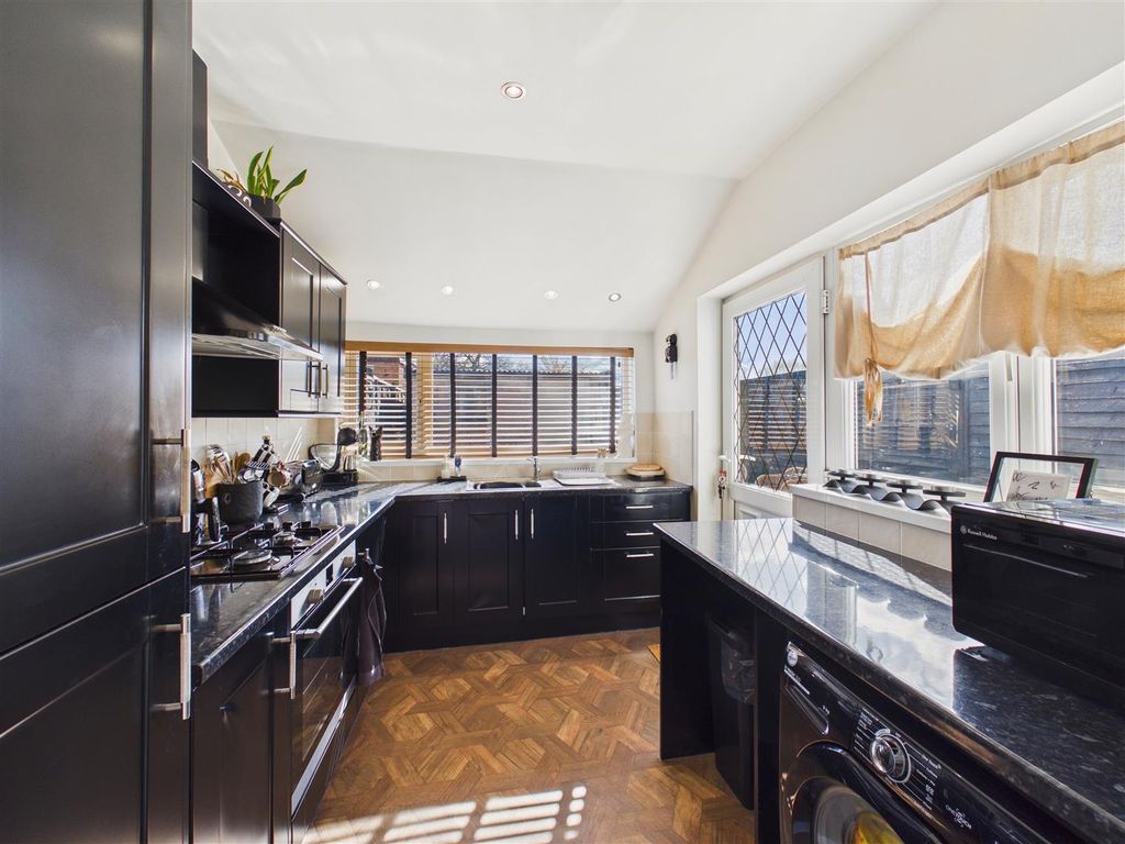 Property photo 2 of 10 Kitchen