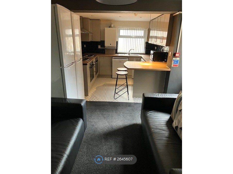 Property photo 1 of 27 Fully Fitted Kitchen & Breakfast Bar