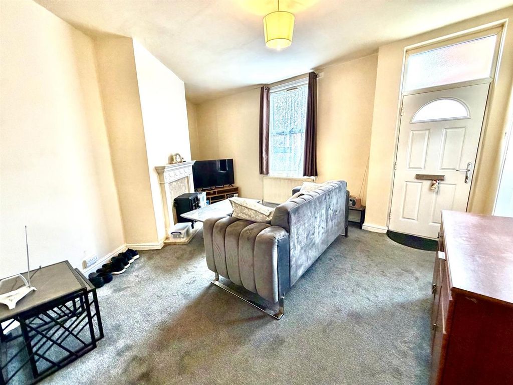 Property photo 2 of 13 Living Room / Dining Area: