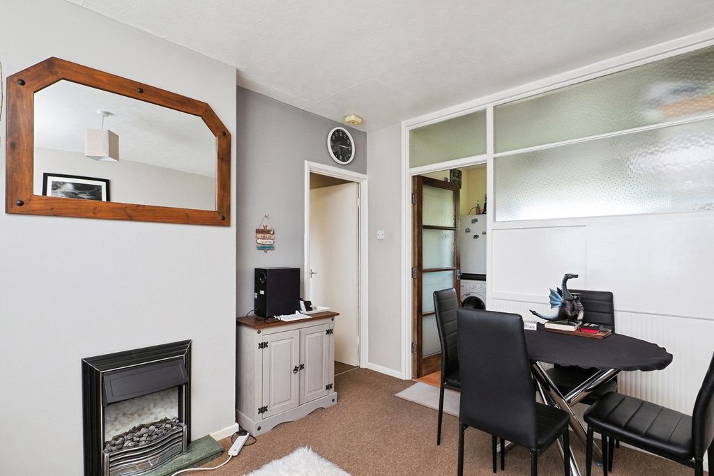 Property photo 3 of 13 Lounge