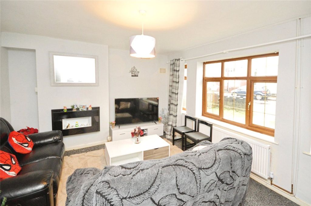 Property photo 2 of 11 Lounge