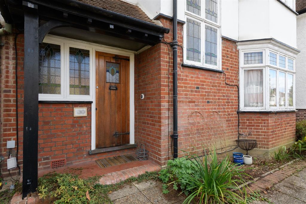 Property photo 2 of 16 Wynchgate 14.Jpg