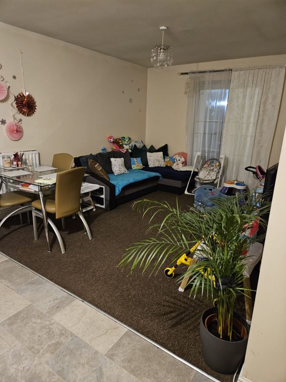 Property photo 1 of 12 2 Bedroom Flat