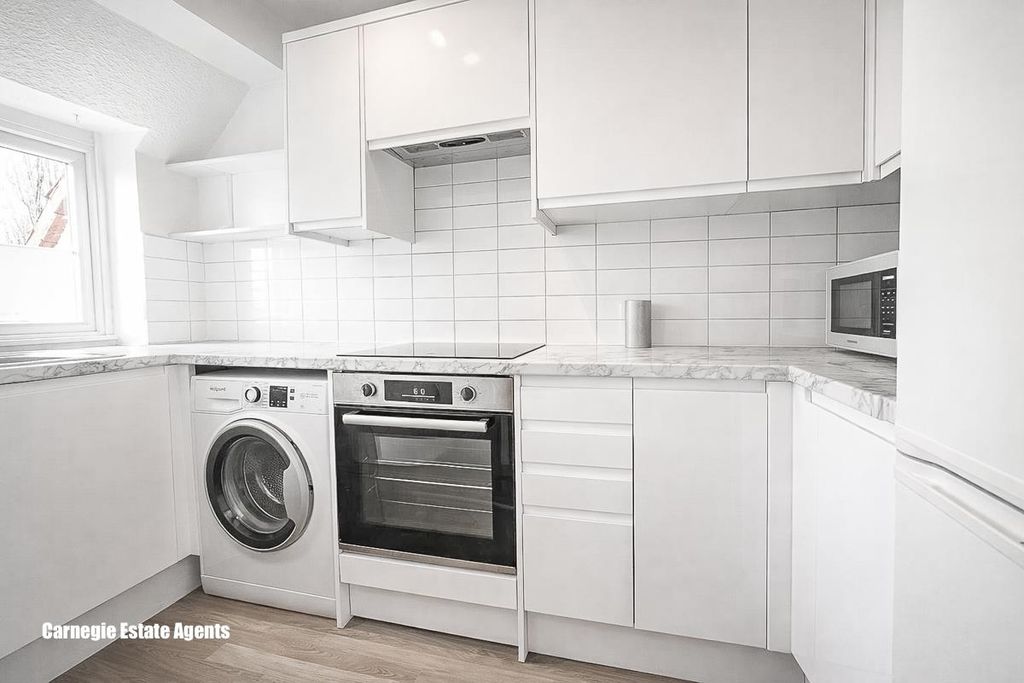 Property photo 3 of 11 Kitchen