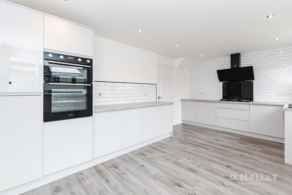 Property photo 3 of 16 Kitchen