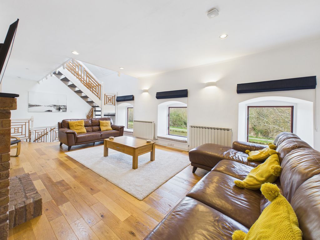 Property photo 3 of 25