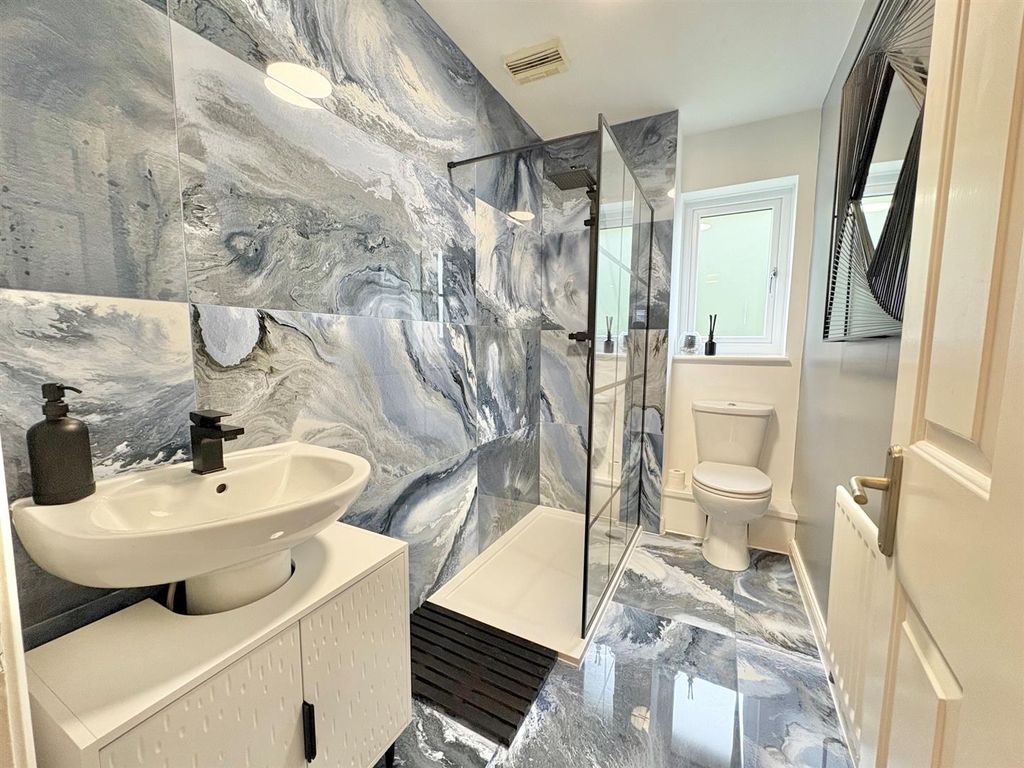 Property photo 3 of 11 Bathroom.Jpg