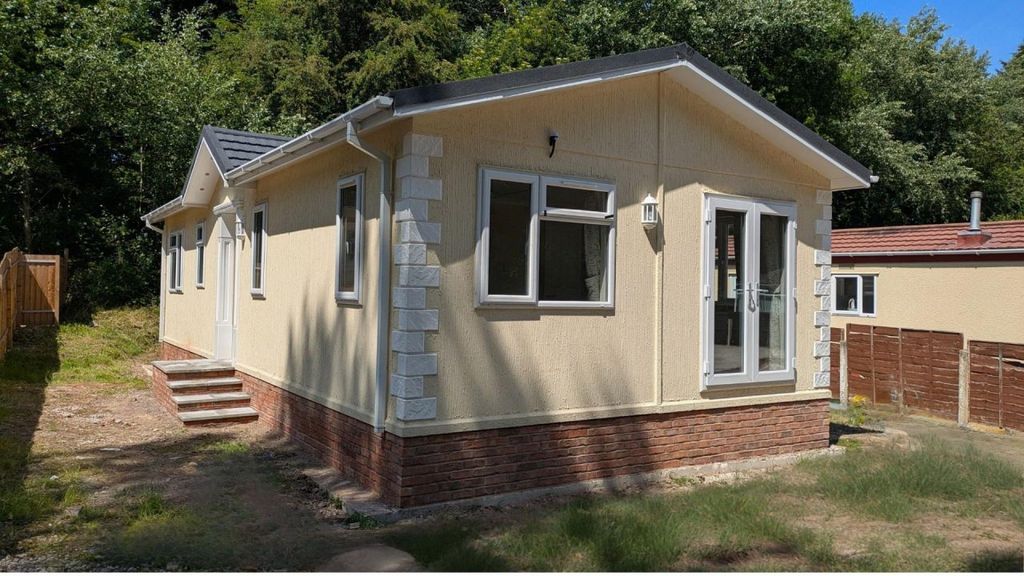 Property photo 1 of 16 32 Omar Regency In Penwortham Exterior