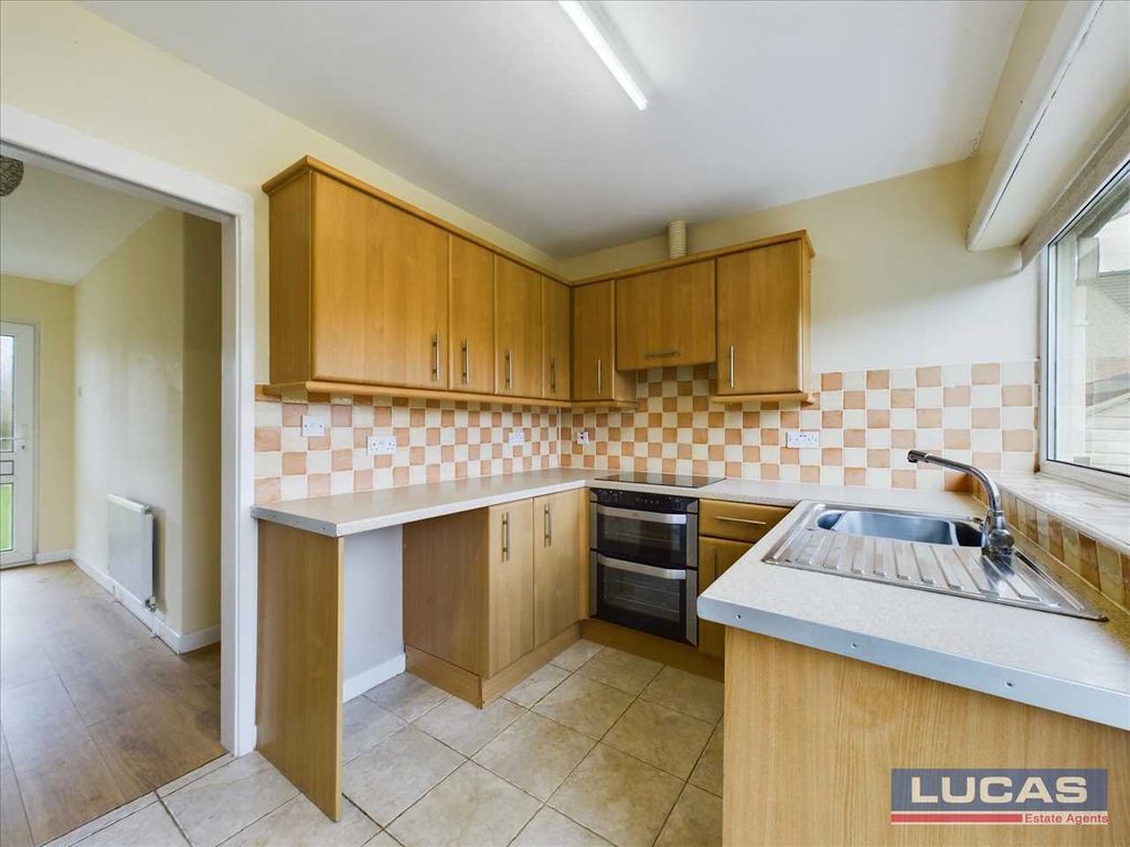 Property photo 3 of 17 Kitchen
