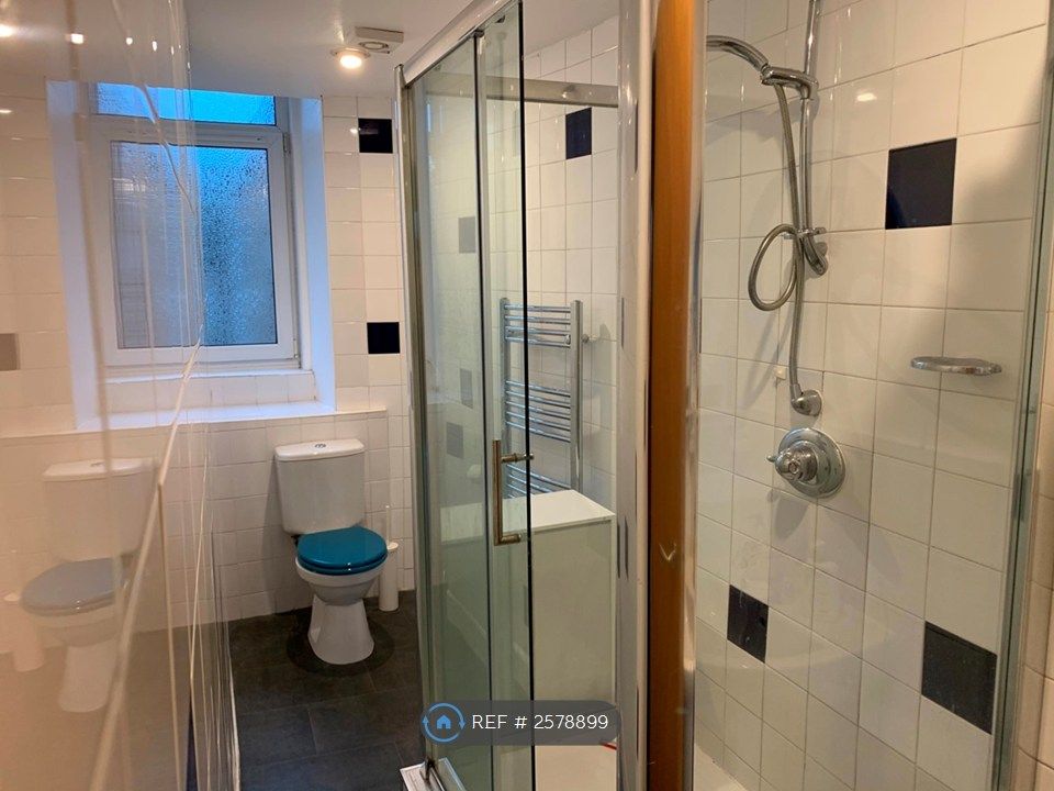 Property photo 3 of 9 Bathroom
