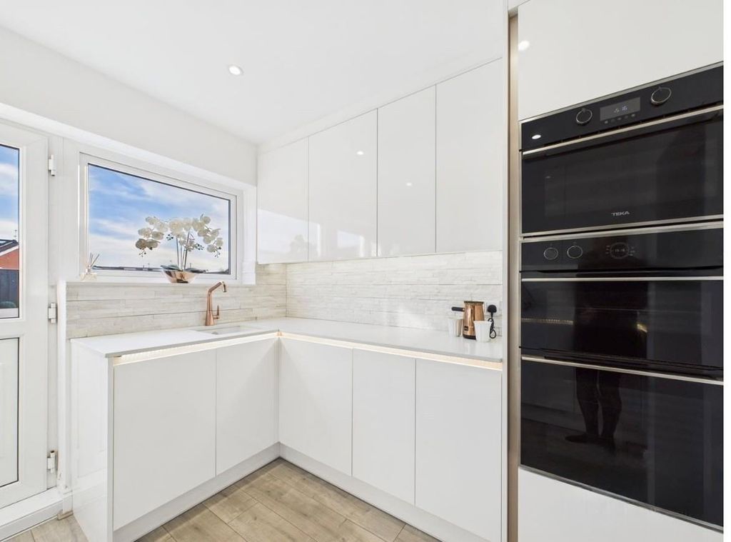 Property photo 2 of 26 Kitchen c.Jpg