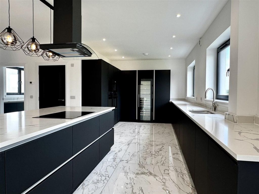 Property photo 3 of 33