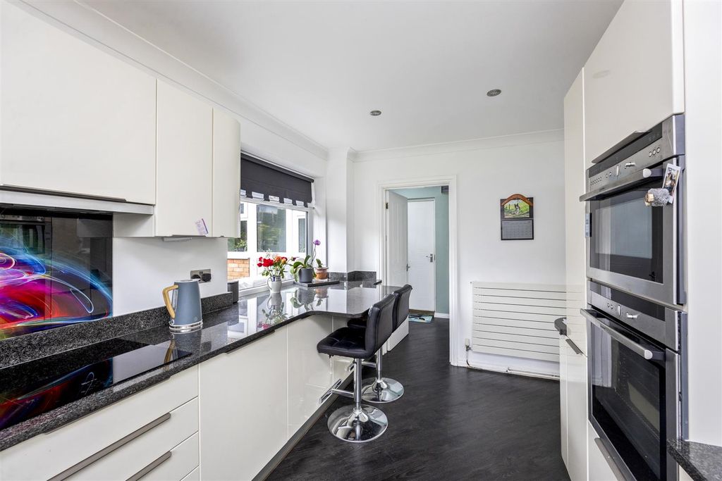 Property photo 3 of 16 Albany Close, -012.Jpg