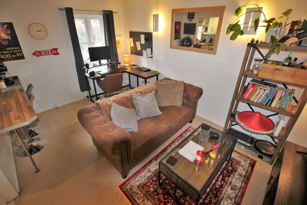 Property photo 3 of 7 Lounge