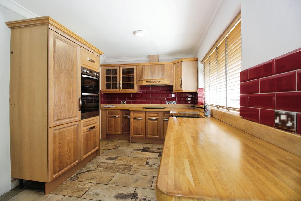 Property photo 3 of 14 Kitchen