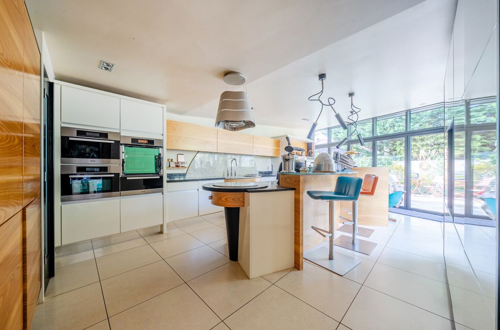 Property photo 2 of 11 1525833-12-1A0Cf2...