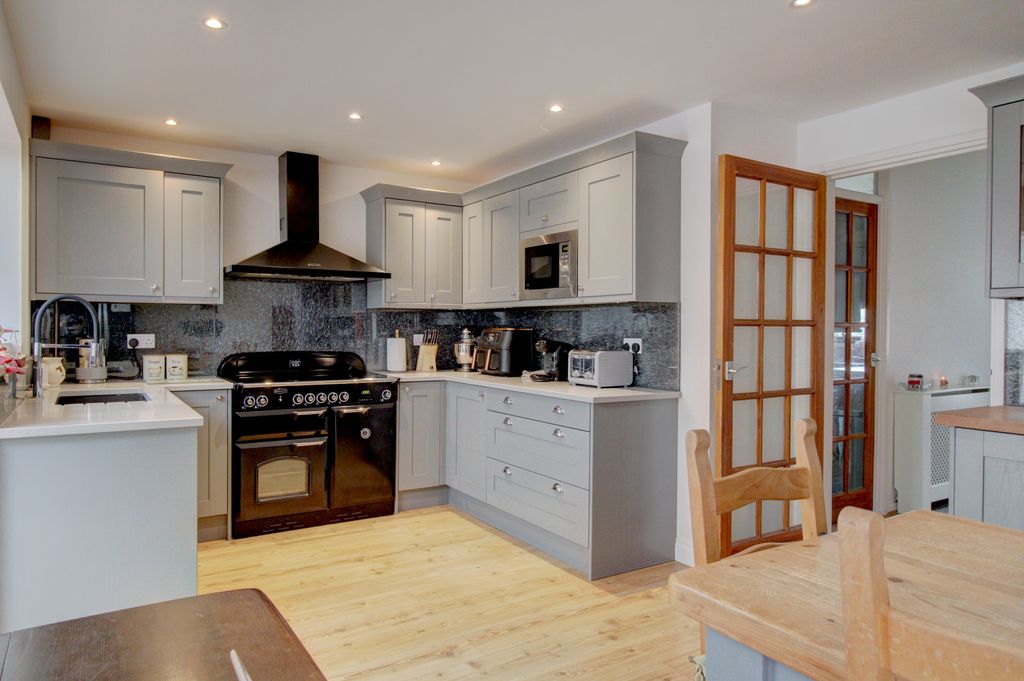 Property photo 3 of 17 Kitchen 3