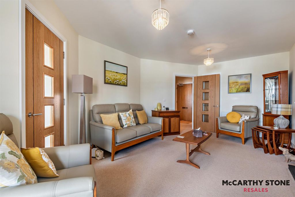 Property photo 3 of 29 8604273-Interior06-800.Jpg