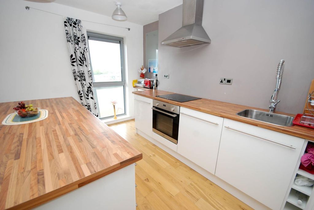 Property photo 3 of 18 Kitchen