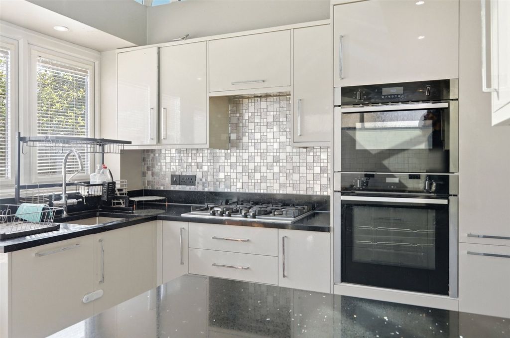 Additional image 4 of 2 bed detached house to rentJoan Road, Dagenham RM8