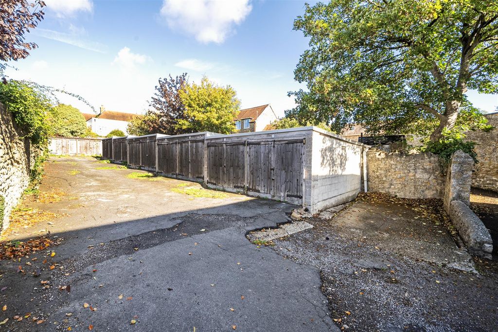 Property photo 1 of 10 Garages