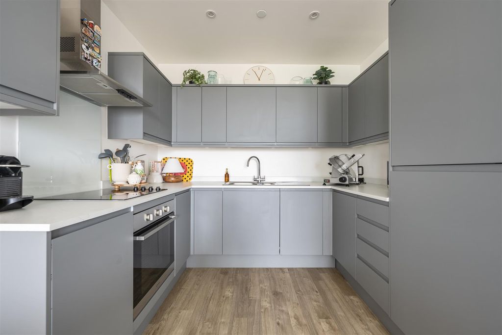 Property photo 3 of 20 Brunner Road, E17