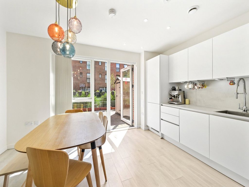 Property photo 1 of 12 Delamotte Close