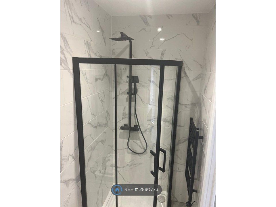 Property photo 3 of 11 Private Bathroom
