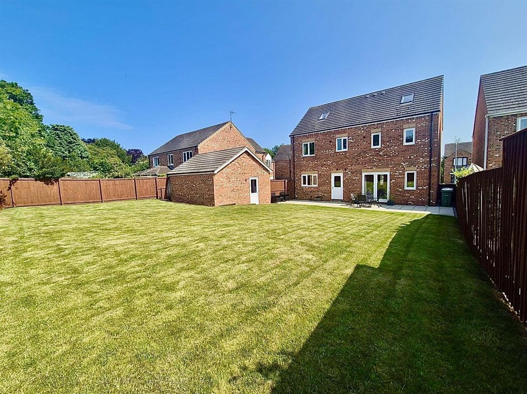 Property photo 2 of 50 Rear Garden