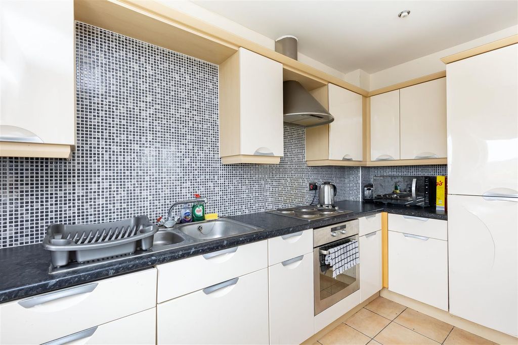 Property photo 3 of 16 Lounge/Kitchen