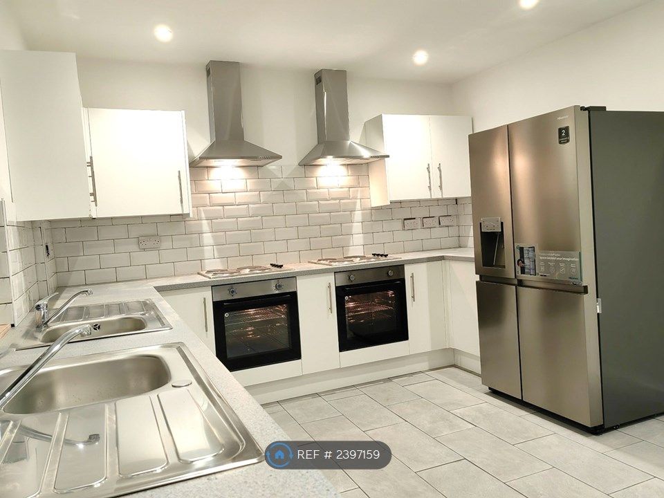 Property photo 1 of 18 Kitchen 2