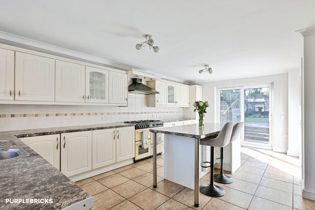 Property photo 2 of 24 Kitchen/Breakfast