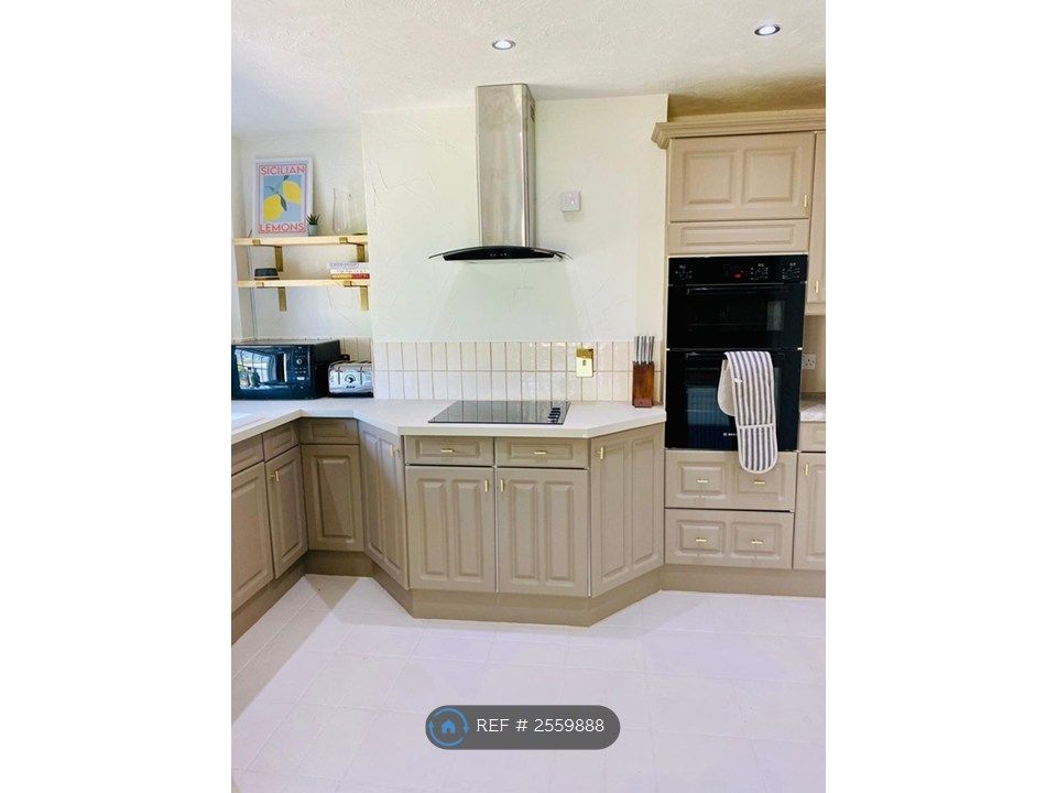 Property photo 3 of 31 Kitchen