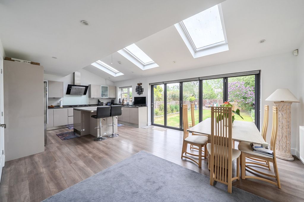 Property photo 2 of 16 1454652-15-69Fa05...