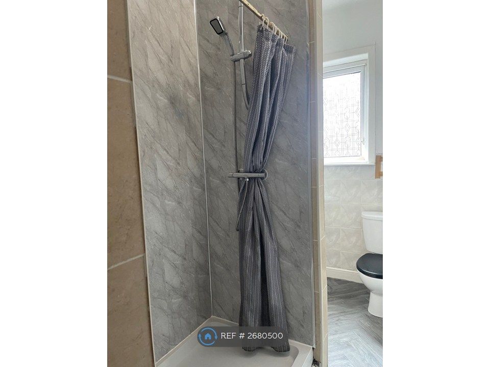 Property photo 3 of 6 Shared Bathroom