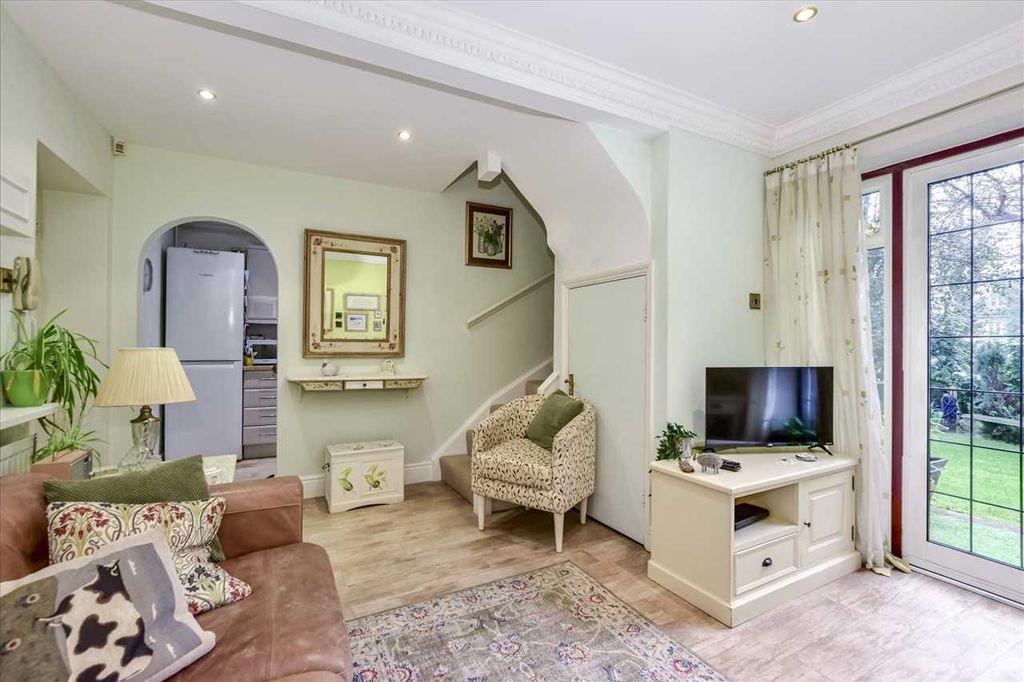 Property photo 2 of 15 Lounge