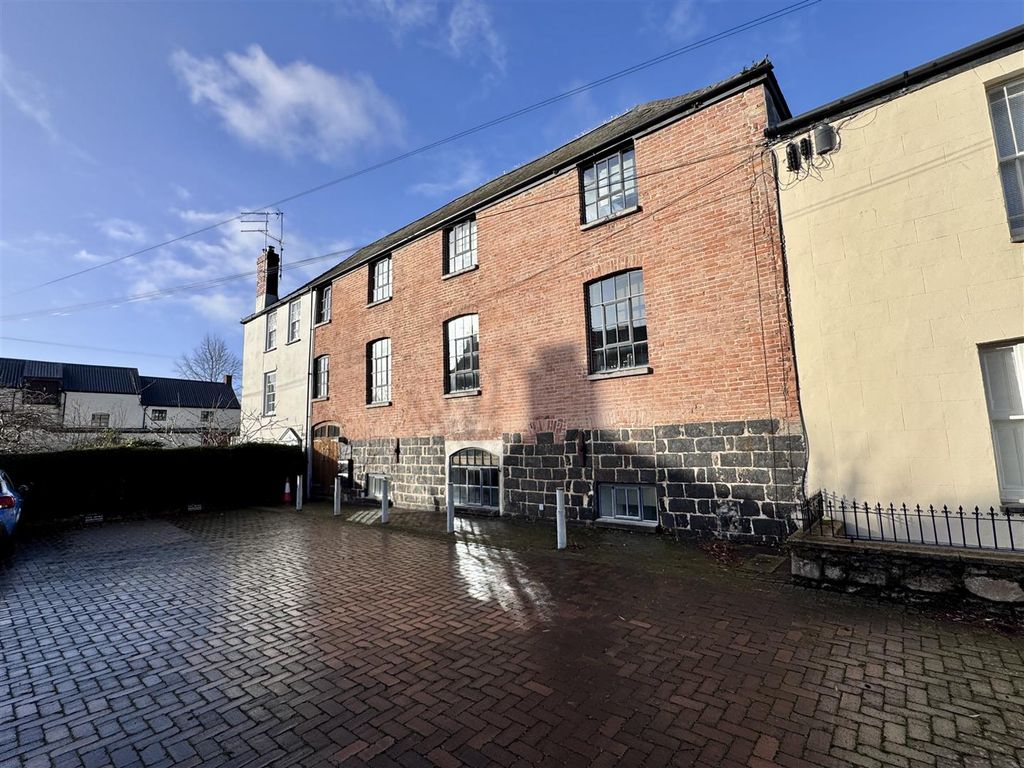 Property photo 1 of 18 Front View